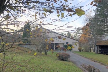 Moutier dans un écrin de verdure.