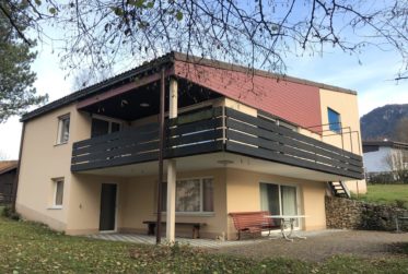 Moutier dans un écrin de verdure.