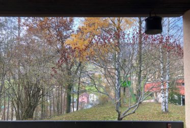 Moutier dans un écrin de verdure.