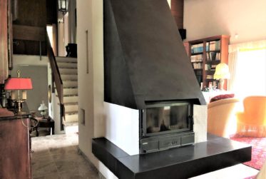 Moutier dans un écrin de verdure.