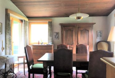 Moutier dans un écrin de verdure.