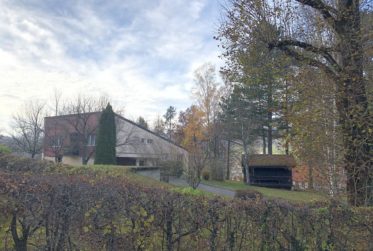 Moutier dans un écrin de verdure.