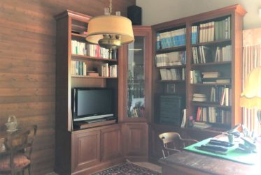 Moutier dans un écrin de verdure.