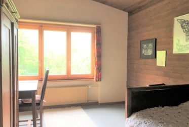 Moutier dans un écrin de verdure.