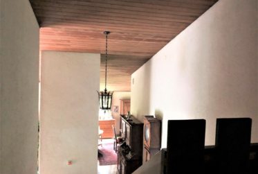 Moutier dans un écrin de verdure.