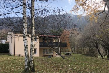 Moutier dans un écrin de verdure.